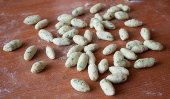 капустный суп с курицей и клецками