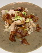 Крем-суп из зеленой чечевицы с фуа-гра, карамелизированным луком и фисташками