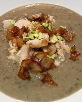 Крем-суп из зеленой чечевицы с фуа-гра, карамелизированным луком и фисташками