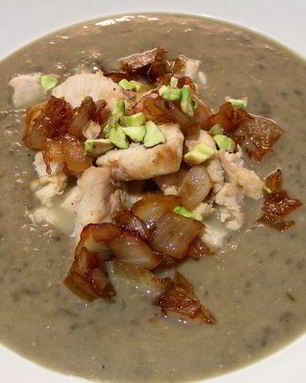 Крем-суп из зеленой чечевицы с фуа-гра, карамелизированным луком и фисташками