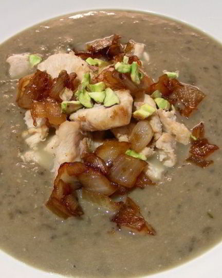 Рецепт крема-супа из зеленой чечевицы с фуа-гра, карамелизированным луком и фисташками