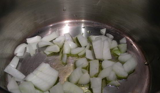 крем-суп из зеленой чечевицы с фуа-гра, карамелизированным луком и фисташками