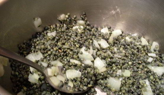 крем-суп из зеленой чечевицы с фуа-гра, карамелизированным луком и фисташками