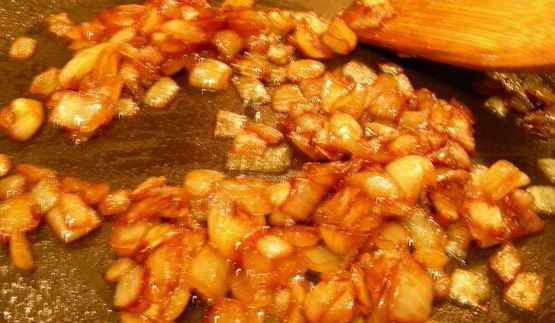 крем-суп из зеленой чечевицы с фуа-гра, карамелизированным луком и фисташками