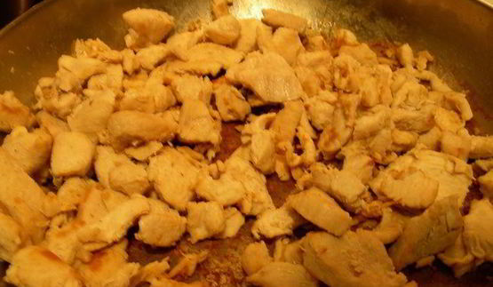 крем-суп из зеленой чечевицы с фуа-гра, карамелизированным луком и фисташками