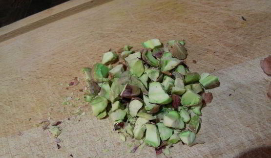 крем-суп из зеленой чечевицы с фуа-гра, карамелизированным луком и фисташками