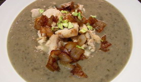 крем-суп из зеленой чечевицы с фуа-гра, карамелизированным луком и фисташками