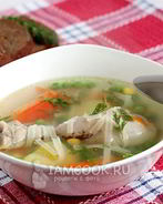 Куриный суп с лапшой и зеленым горошком