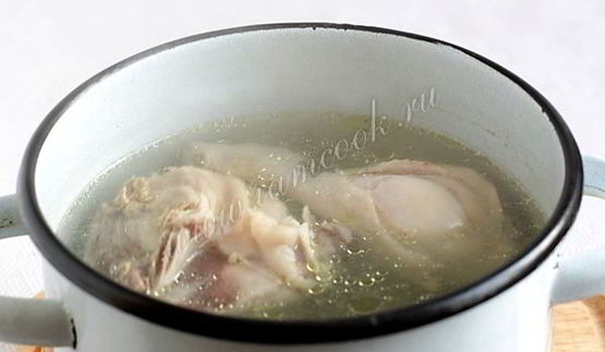 куриный суп с лапшой и зеленым горошком