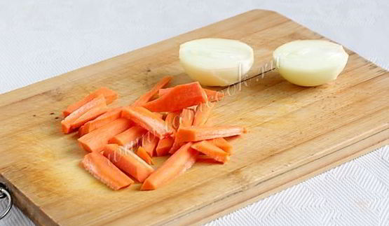 куриный суп с лапшой и зеленым горошком