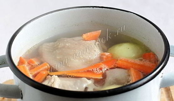 куриный суп с лапшой и зеленым горошком