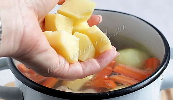 куриный суп с лапшой и зеленым горошком