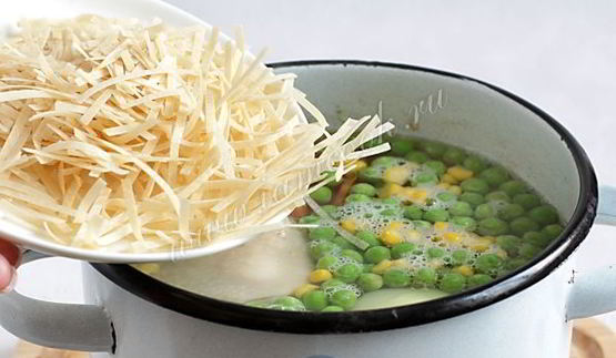 куриный суп с лапшой и зеленым горошком