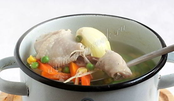 куриный суп с лапшой и зеленым горошком