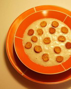 Нежный луковый суп с крутонами и тертым сыром