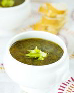 Суп из черной фасоли с перцами чипотле и кремом-фреш с жареными семенами кумина