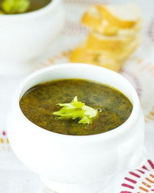 Суп из черной фасоли с перцами чипотле и кремом-фреш с жареными семенами кумина