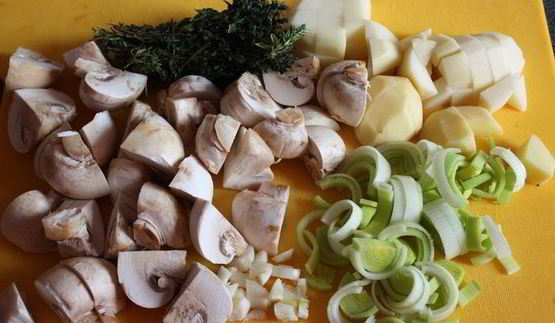 ароматный грибной суп-пюре из шампиньонов с тимьяном