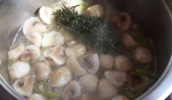 ароматный грибной суп-пюре из шампиньонов с тимьяном