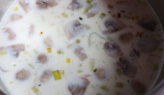 ароматный грибной суп-пюре из шампиньонов с тимьяном