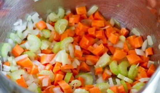 острый суп-пюре из фасоли с авокадо