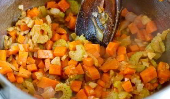 острый суп-пюре из фасоли с авокадо