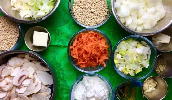 овощной перловый суп-пюре с луком-пореем и шампиньонами