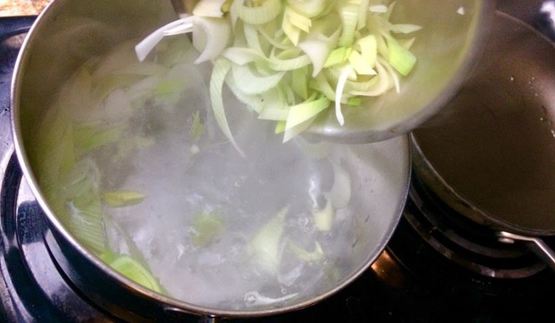 овощной перловый суп-пюре с луком-пореем и шампиньонами