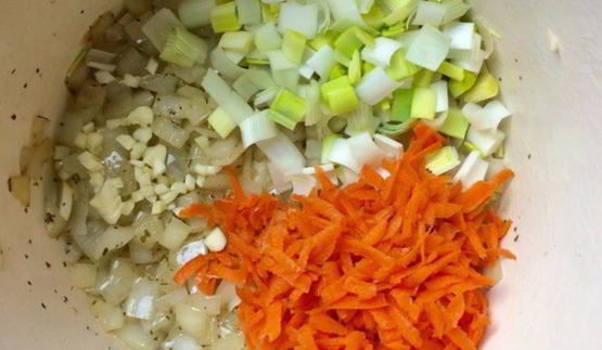 овощной перловый суп-пюре с луком-пореем и шампиньонами