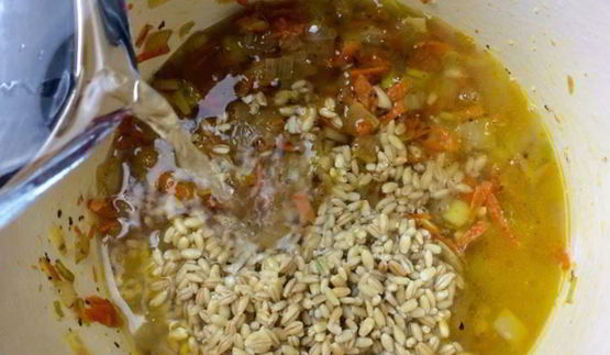 овощной перловый суп-пюре с луком-пореем и шампиньонами