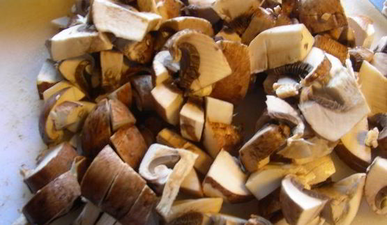 пряный морковный суп-пюре с бататом, грибами и грушей