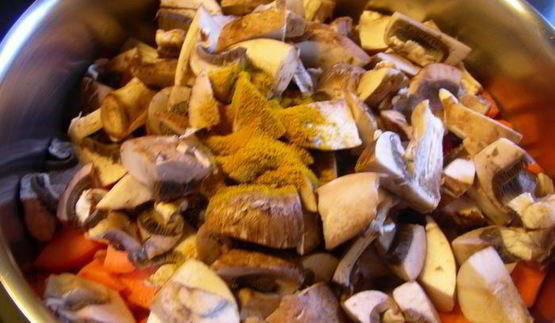 пряный морковный суп-пюре с бататом, грибами и грушей