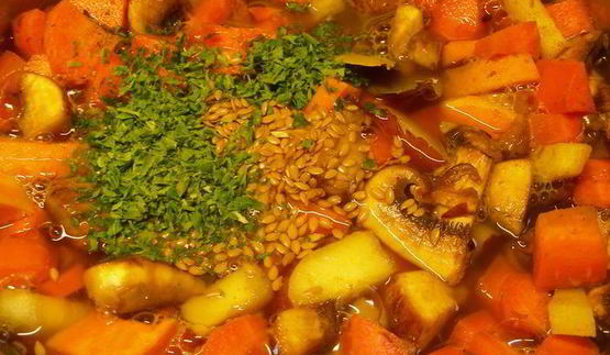 пряный морковный суп-пюре с бататом, грибами и грушей