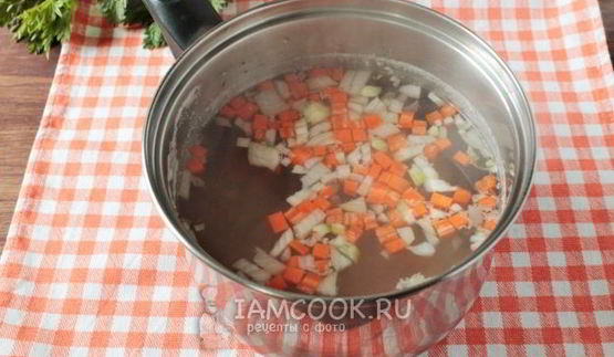 суп-пюре из черешкового сельдерея с крапивой