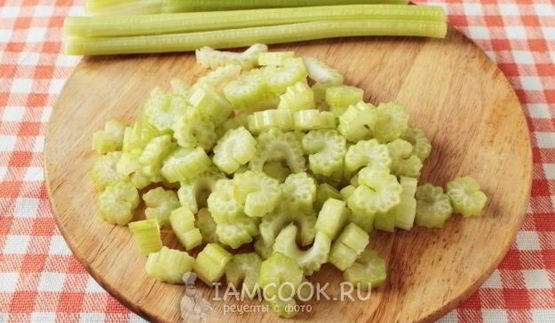 суп-пюре из черешкового сельдерея с крапивой