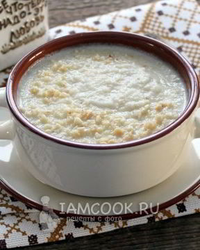 Суп-пюре из корня сельдерея с арахисом