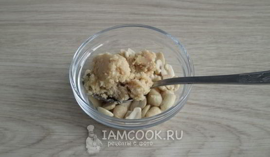 суп-пюре из корня сельдерея с арахисом