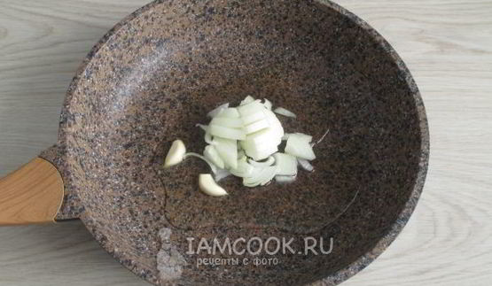 суп-пюре из корня сельдерея с арахисом