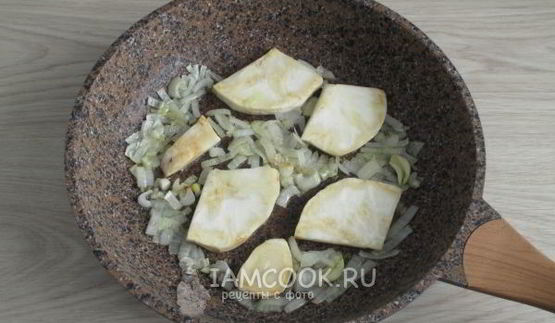 суп-пюре из корня сельдерея с арахисом