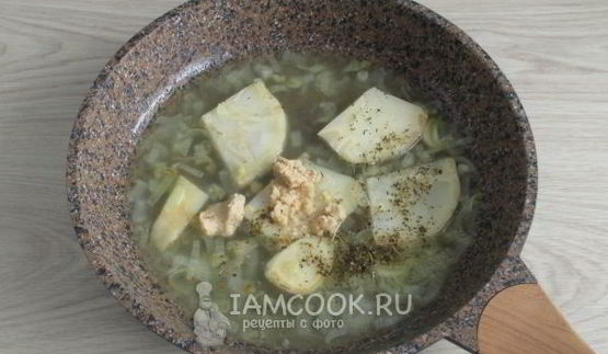 суп-пюре из корня сельдерея с арахисом