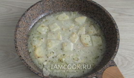 суп-пюре из корня сельдерея с арахисом