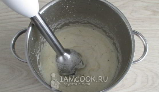 суп-пюре из корня сельдерея с арахисом