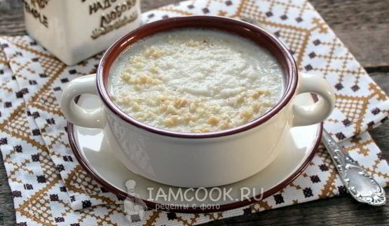 суп-пюре из корня сельдерея с арахисом