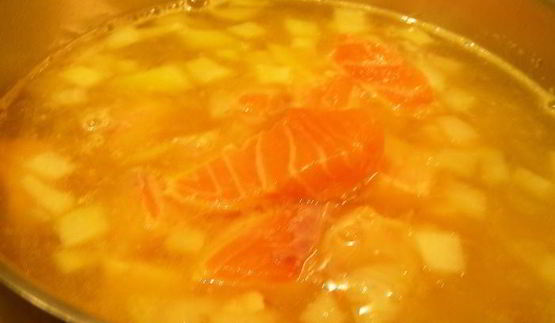 суп-пюре из лосося с икрой