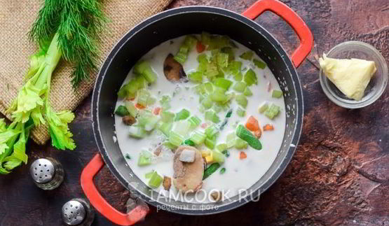 суп-пюре из сельдерея и замороженных овощей со сливками