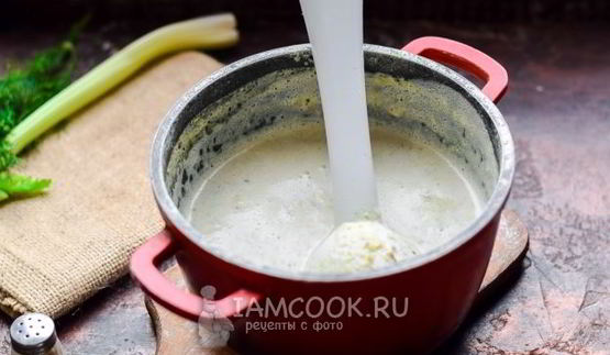 суп-пюре из сельдерея и замороженных овощей со сливками