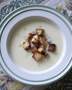 Суп-пюре из цветной капусты с горчичными гренками