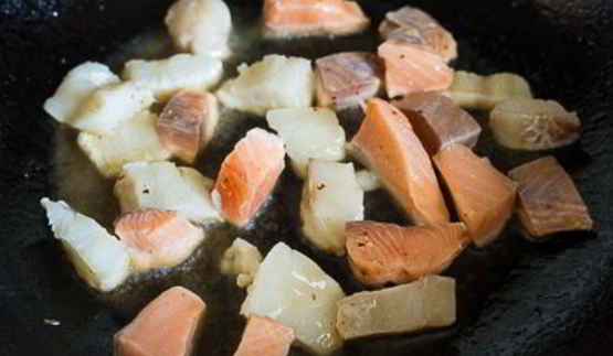 томатный суп-пюре с лососем и треской