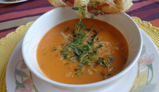 тыквенно-томатный суп-пюре с беконовыми жгутиками