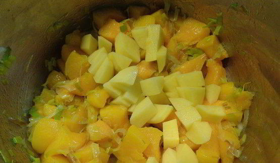 тыквенно-томатный суп-пюре с беконовыми жгутиками